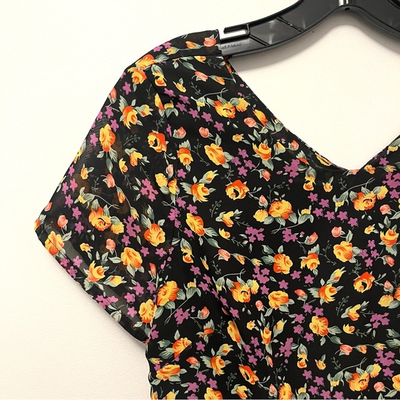 floral short sleeve mini dress with open back - Picture 8 of 16